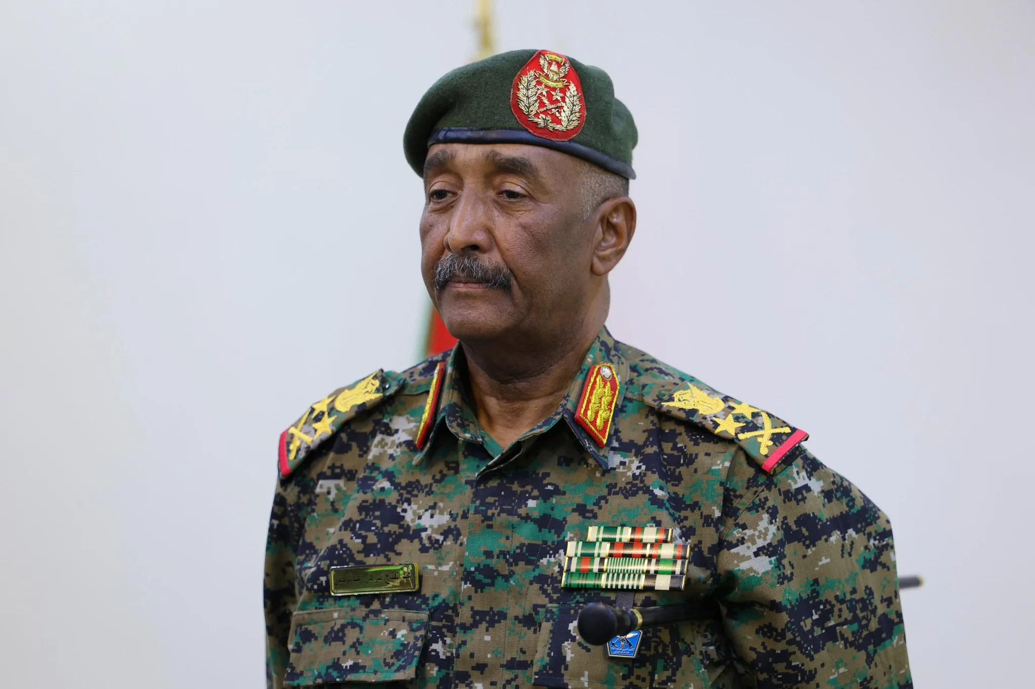 البرهان واقفاً