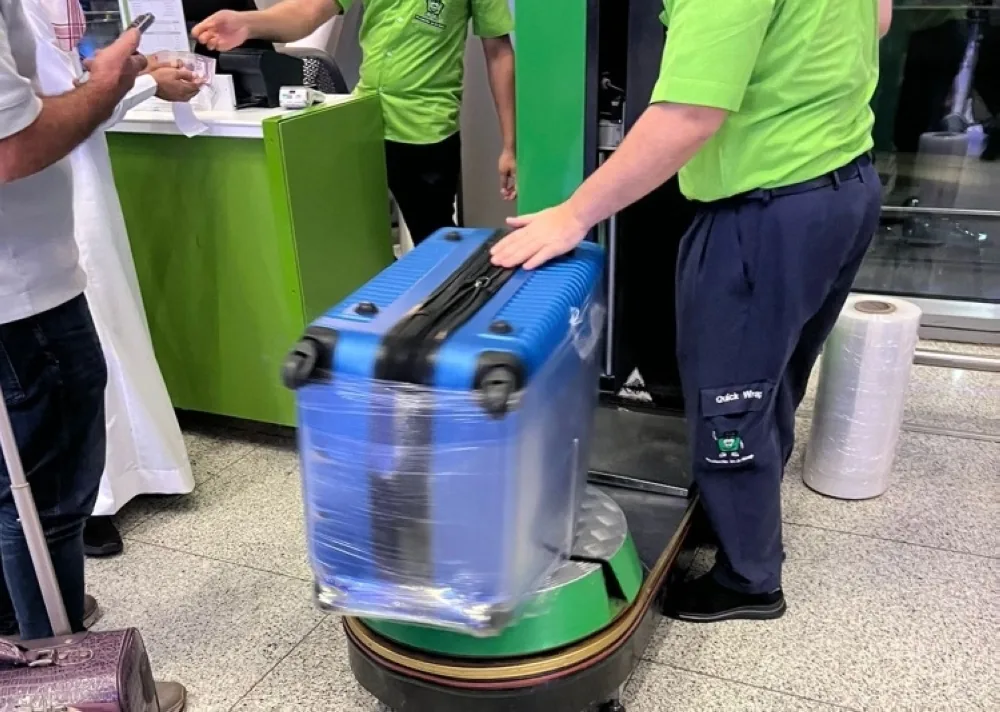 تحذير للمسافرين من تغليف الحقائب بالبلاستيك تغليف حقائب