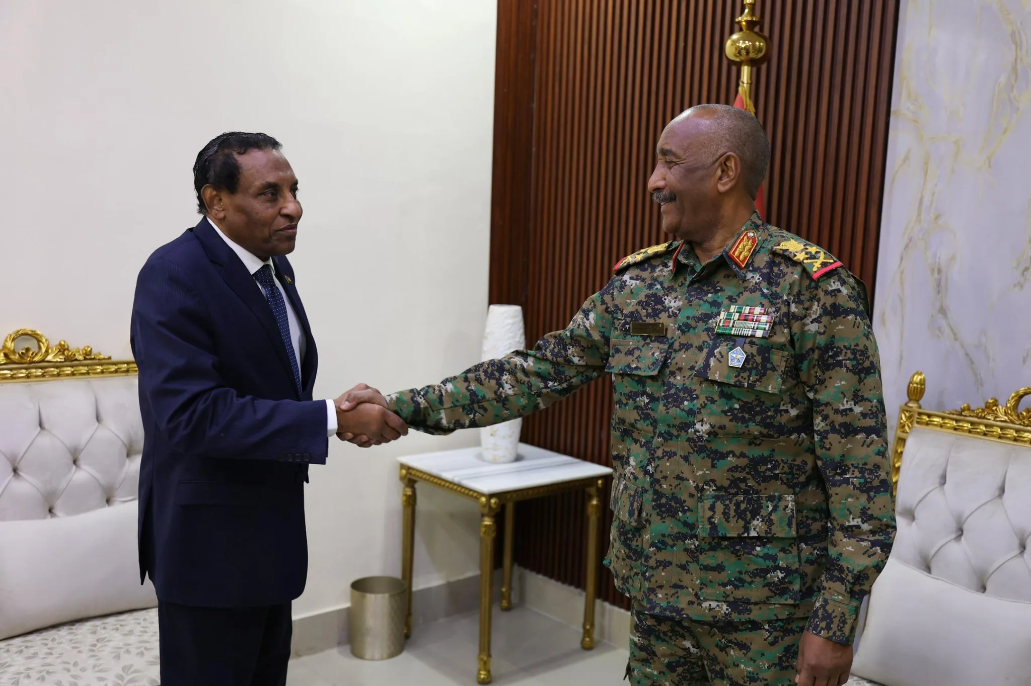 كامل إدريس يعين 5 وزراء و 3 وزراء دولة كامل ادريس والبرهان