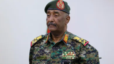 البرهان واقفاً