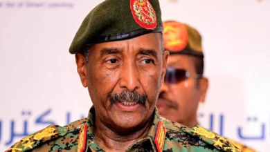 البرهان يزور سجن النساء ويأمر بالإفراج عن 400 نزيلة البرهان