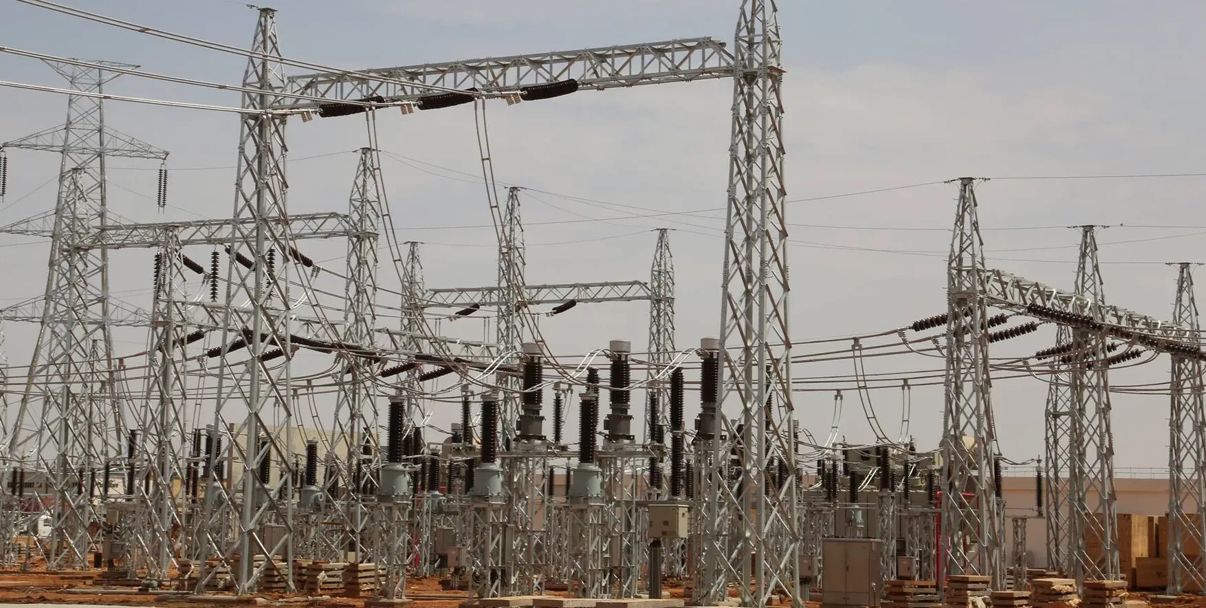 وزير الطاقة يبحث مع «السويدي» استئناف تصنيع المحولات ويؤكد أولوية إعادة الإعمار بعد فقدان 14 ألف محول وزير الطاقة