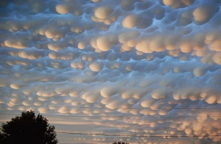 رصد سحب نادرة في سماء روسيا! سحب الماماتوس