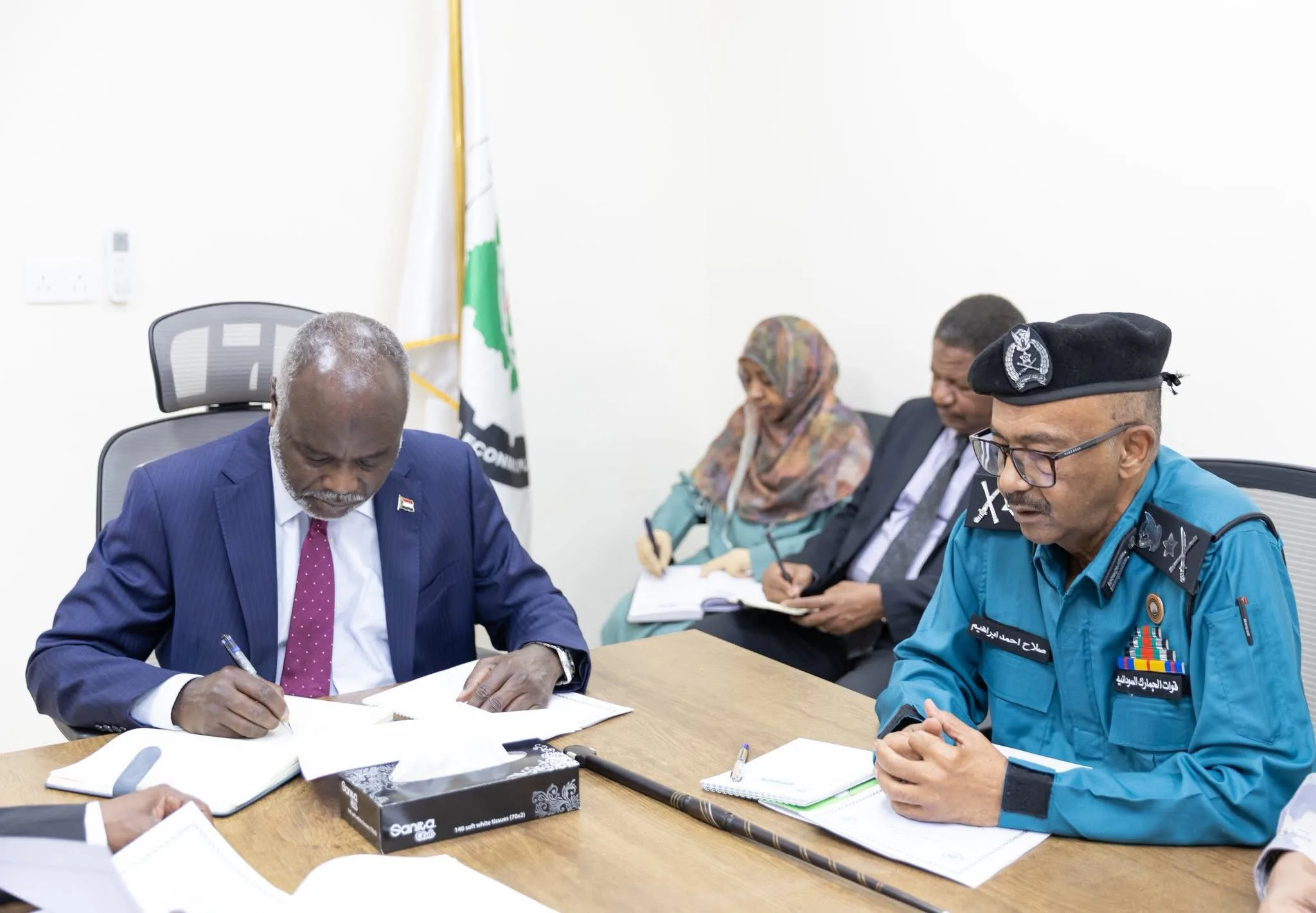 وزير المالية ومدير الجمارك