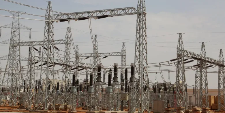 وزير الطاقة يبحث مع «السويدي» استئناف تصنيع المحولات ويؤكد أولوية إعادة الإعمار بعد فقدان 14 ألف محول وزير الطاقة