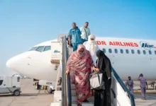 بدعم من منظمة العون المباشر .. تسليم تذاكر طيران لـ 300 سوداني عائد من يوغندا بدر للطيران