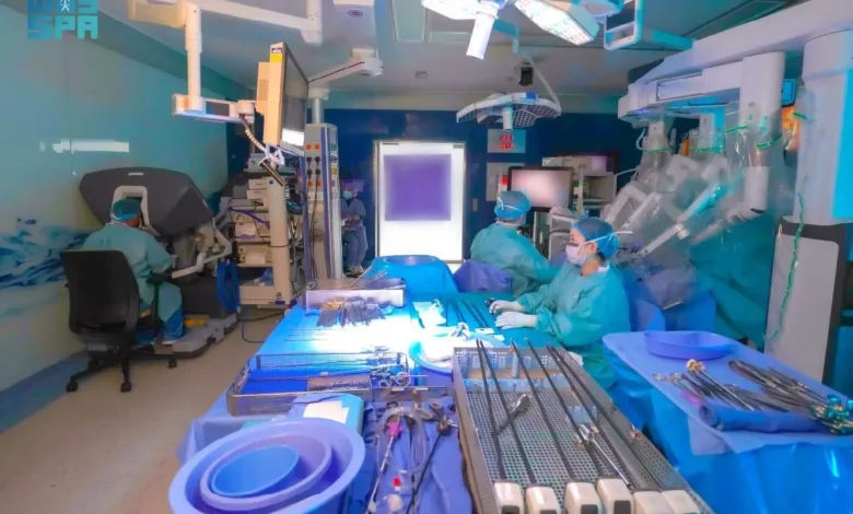 طبيب سعودي يُجري أول استئصال روبوتي للمريء بالشرق الأوسط جراحة روبوتية