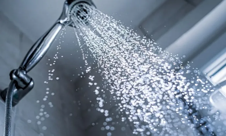 تستحم الصباح أم المساء .. أيهما أفضل لنومك ودماغك دش حمام