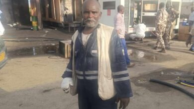 عمر شروم - بطل من بورتسودان.. عامل يخاطر بحياته لإنقاذ مستشفى من الحريق