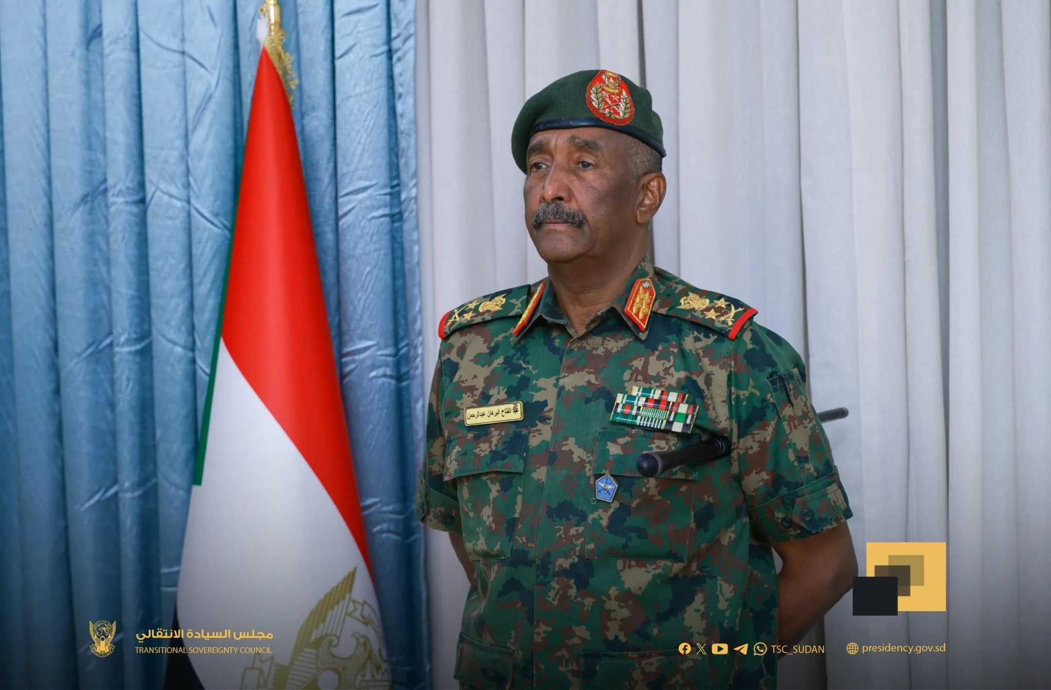 البرهان واقفاً