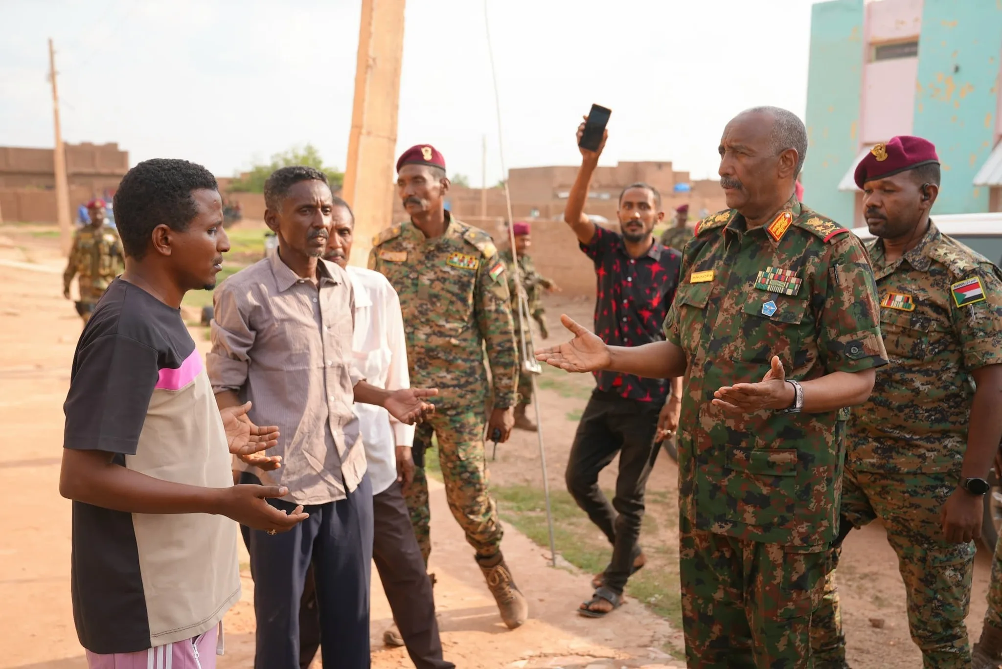 البرهان يزور نازحي الفاشر في مدينة الدبة ويؤكد اهتمام الدولة بمعاناتهم البرهان يزور الهلالية