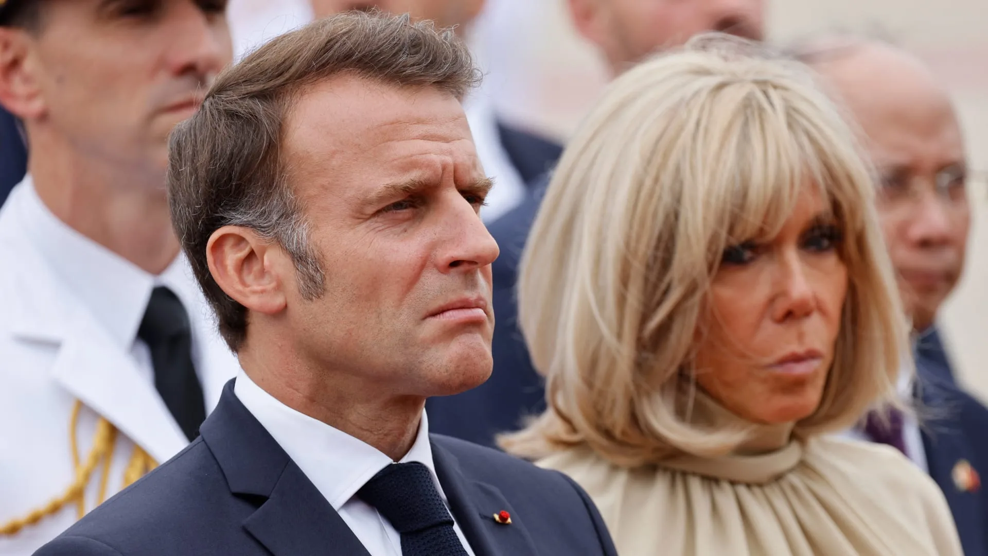 فرنسا تُحذّر مواطنيها: استعدوا لحرب محتملة مع روسيا ماكرون و زوجته