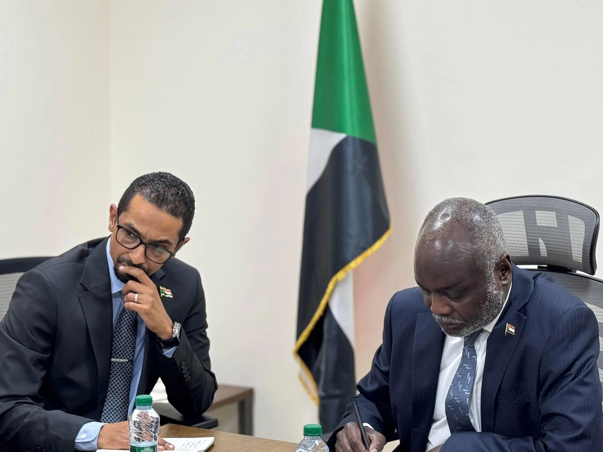 وزير الاتصالات ووزير المالية