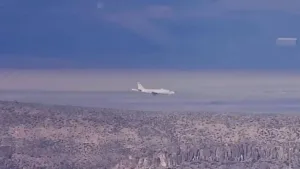 نافذة على الأسرار: رصد الطائرة الأكثر سرية في سماء العالم 4878096