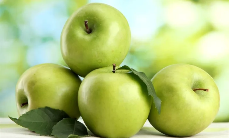لماذا ينصح بتناول تفاحة يوميا؟ فاكهة سحرية تنظف الكبد من السموم