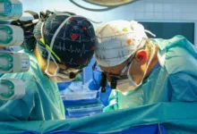 "خطأ طبي قاتل" أم حملة شخصية ضده؟.. شطب جراح مصري نهائيا من السجل البريطاني عملية جراحية التخصصي