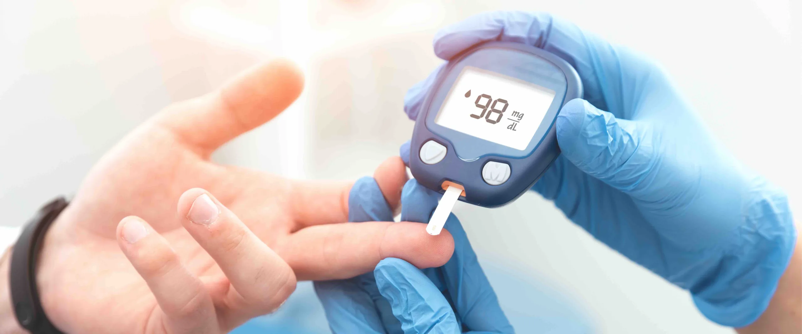 نصائح طبية لضبط سكر الدم في أسبوعين فقط بدون أدوية فحص سكر الدم scaled