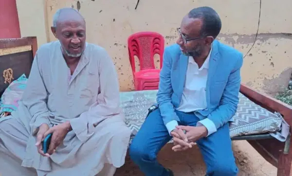 زيارة من وزارة الصحة للفنان فضيل عقب اصابته بحمى الضنك