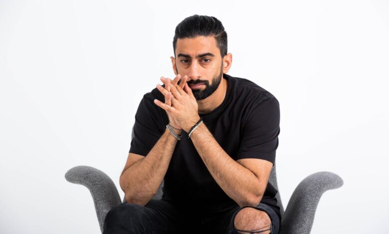 الاعلامي أنس بوخش ينجو من حريق هائل اندلع في سيارته أنس بوخش