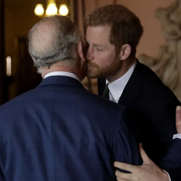 لقاء الامير هاري و الملك تشارلز في قصر كلارنس هاوس