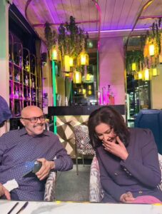 حسناء الإعلام السوداني “جدية عثمان” تشعل السوشيال بصورة مع زوجها وقصيدته جدية وزوجها