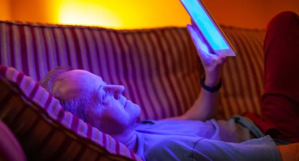 استعمال الهاتف ليلا يتسبب بالصداع و الارق