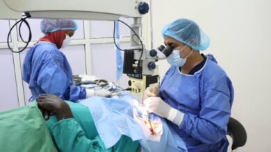 مستشفى العيون - بسبب انقطاع الكهرباء .. إجراء عملية على ضوء الفلاشات و وفاة المريضة