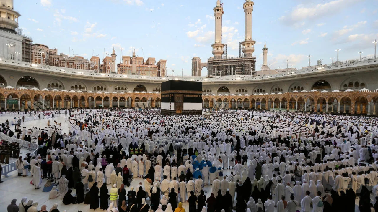 حجاج بيت الله الحرام يتوافدون إلى مشعر منى لقضاء يوم التروية الحجاج في مكة المكرمة
