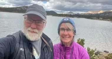 الفائز بجائزة نوبل في الطب فريد رامزديل في رحلة برية اثناء اعلان خبر فوزه بالجائزة