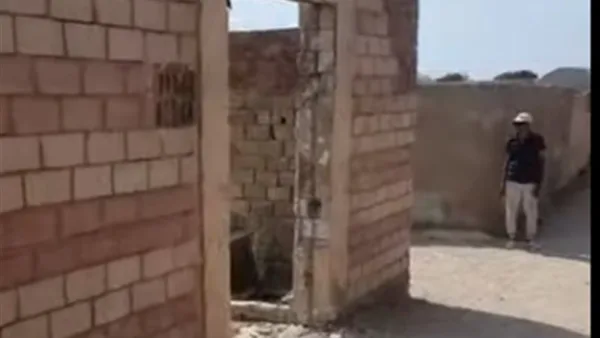 سرقة ابواب المقابر في حلوان بمصر