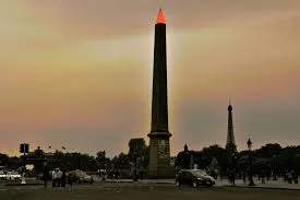 مسلة مصرية تضيء في افتتاح المتحف المصري الكبير