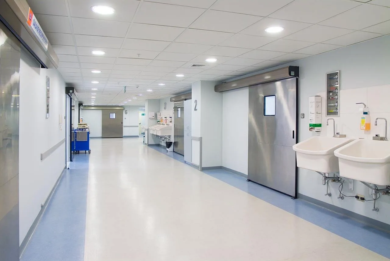 سقطت من الطابق ال 25 .. فتاة تنجو باعجوبه فتاة