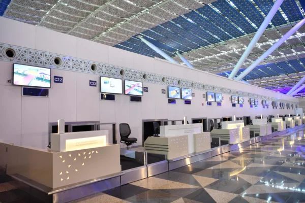 التحقق من جواز السفر في المطار