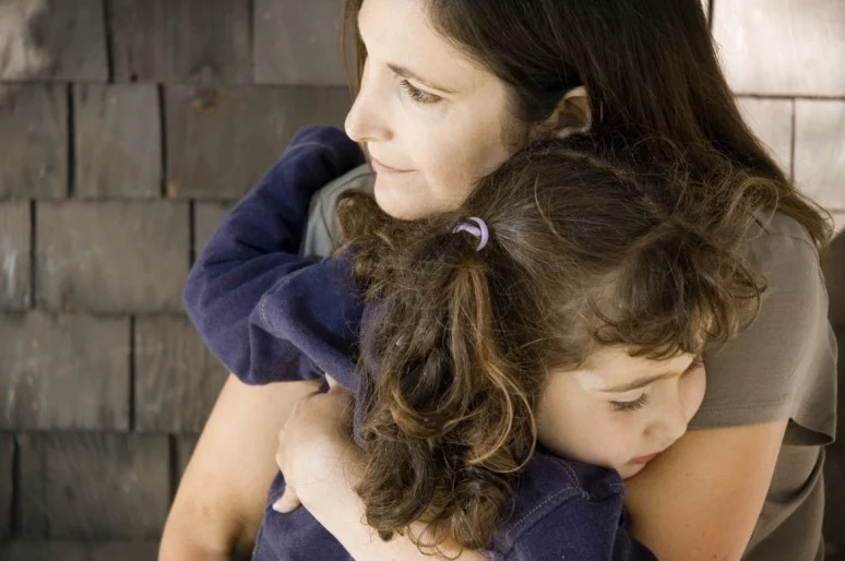 83625 أم تحتضن طفلتها ضحية التنمر