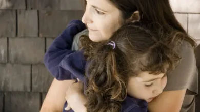 83625 أم تحتضن طفلتها ضحية التنمر