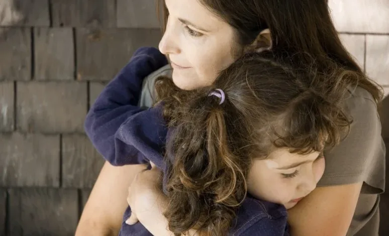 83625 أم تحتضن طفلتها ضحية التنمر