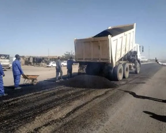 الطرق والجسور تبدأ صيانة طريق الأبيض – تندلتي بعد توقف ثلاث سنوات IMG 20251112 WA0003