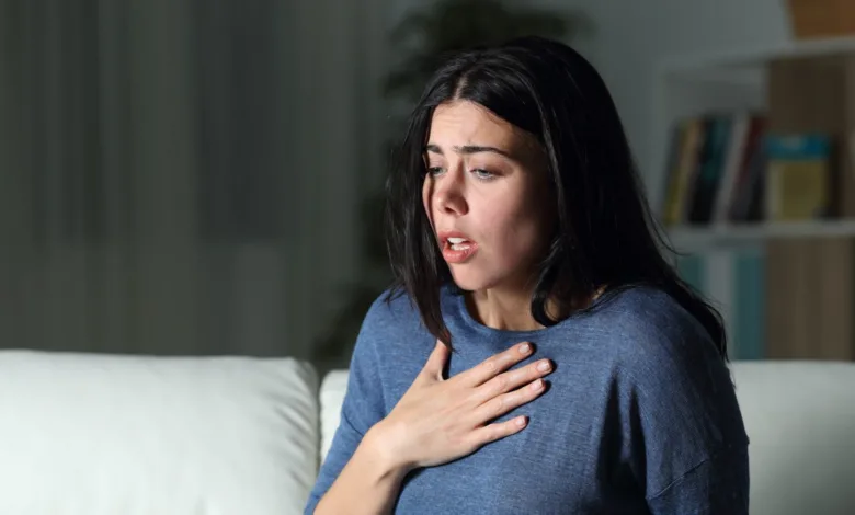 لماذا نشعر بثقل في القلب ( الشعور بالضيق ) ؟ تعرف على العلامات الخطيرة وطرق العلاج القلب