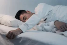 الاستيقاظ الليلي المتكرر يستدعي استشارة الطبيب في هذه الحالات يستيقظ