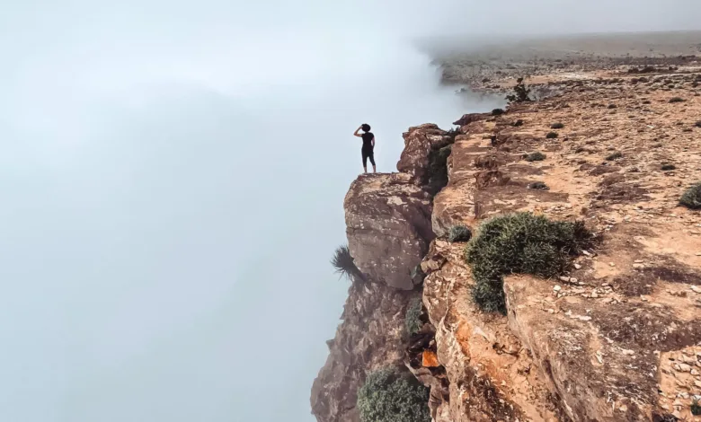 سحر السحب على جبل سمحان.. مشهد خيالي بعدسة المصور طارق العجيلي جبل سمحان