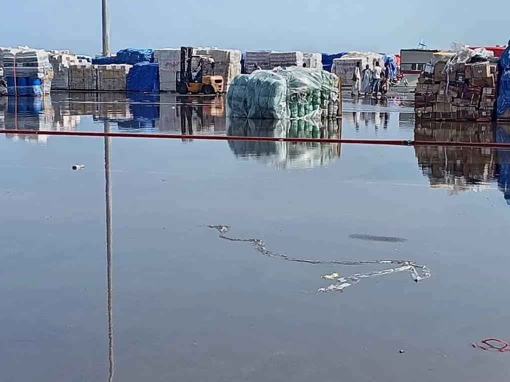 تلف وسرقات بضائع بميناء سواكن بعد أمطار غزيرة.. والتجار يطالبون بالتحقيق سواكن 1