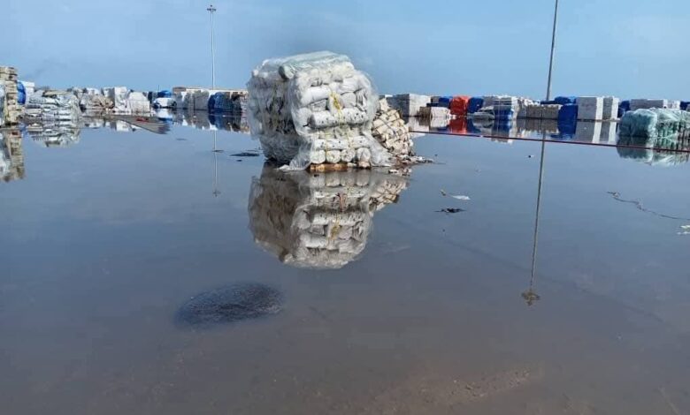 تلف وسرقات بضائع بميناء سواكن بعد أمطار غزيرة.. والتجار يطالبون بالتحقيق سواكن 3 - تلف وسرقات بضائع بميناء سواكن بعد أمطار غزيرة.. والتجار يطالبون بالتحقيق