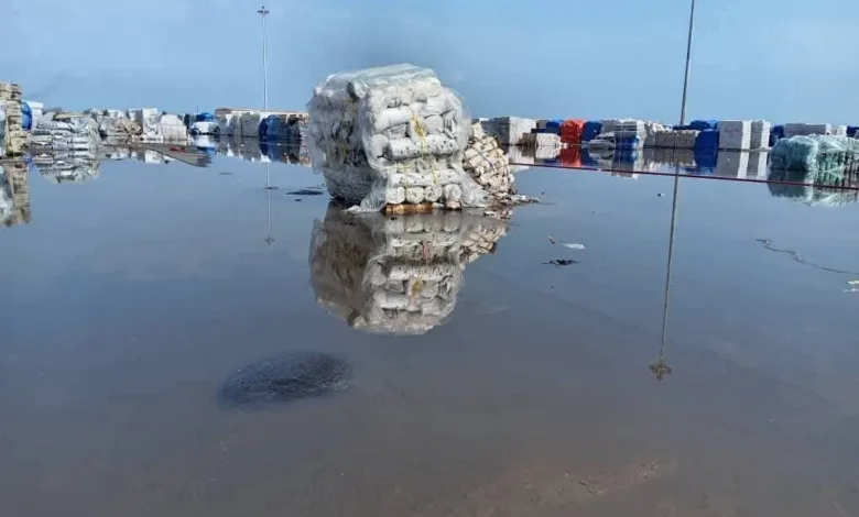 تلف وسرقات بضائع بميناء سواكن بعد أمطار غزيرة.. والتجار يطالبون بالتحقيق سواكن 3