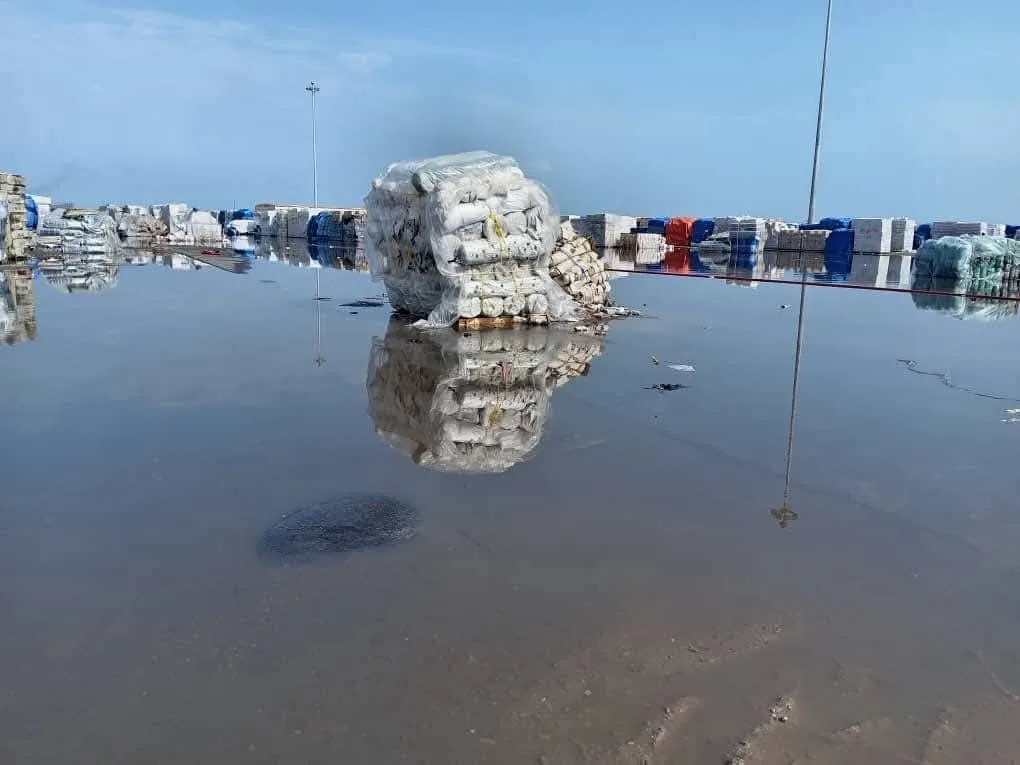 تلف وسرقات بضائع بميناء سواكن بعد أمطار غزيرة.. والتجار يطالبون بالتحقيق سواكن 3