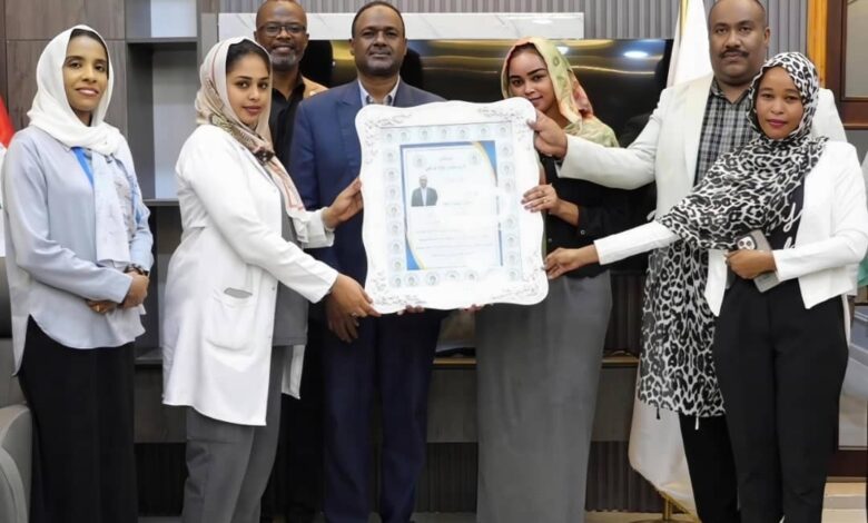 تكريم الأمين العام للمجلس القومي للصيدلة والسموم مستشفى عثمان دقنة - تكريم الأمين العام للمجلس القومي للصيدلة والسموم