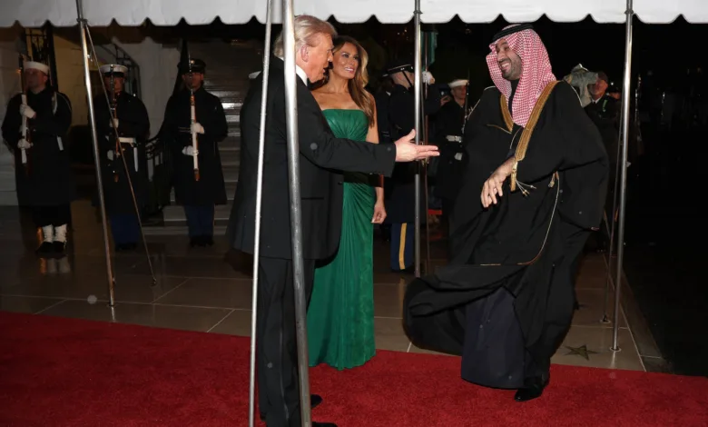 فستان ميلانيا ترامب باللون الأخضر يثير تفاعلاً واسعاً خلال استقبال ولي العهد السعودي في البيت الأبيض ميلانيا ترامب
