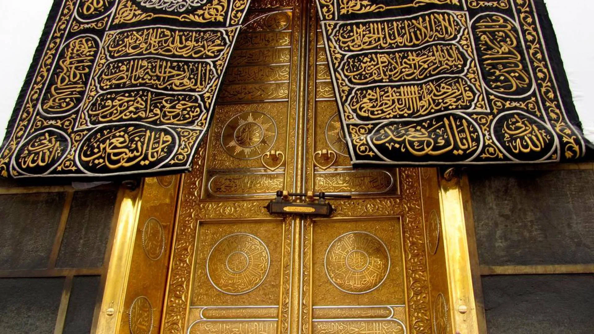 السعودية تهدي سوريا ستار الكعبة المشرفة الكعبة