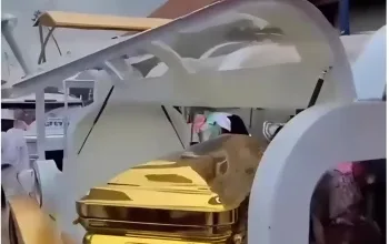 بمراسم لافتة للنظر.. نيجيري يدفن والدته في تابوت ذهبي بتكلفة تتجاوز 100 ألف دولار تابوت ذهبي