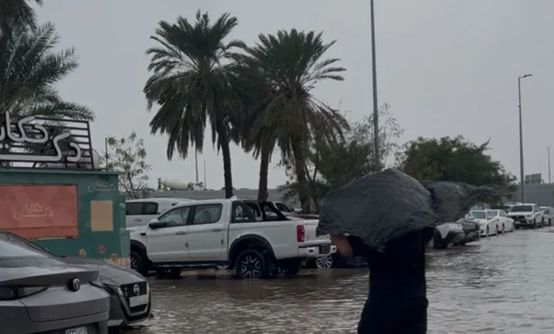 أمطار قياسية في جدة وتعليق الدراسة في مناطق واسعة بالسعودية 2754467