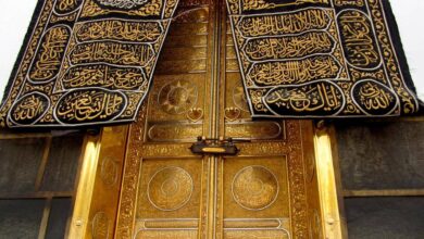 ليلة تبديل كسوة الكعبة: مشهد مهيب يستقبل العام الهجري الجديد الكعبة - ليلة تبديل كسوة الكعبة: مشهد مهيب يستقبل العام الهجري الجديد